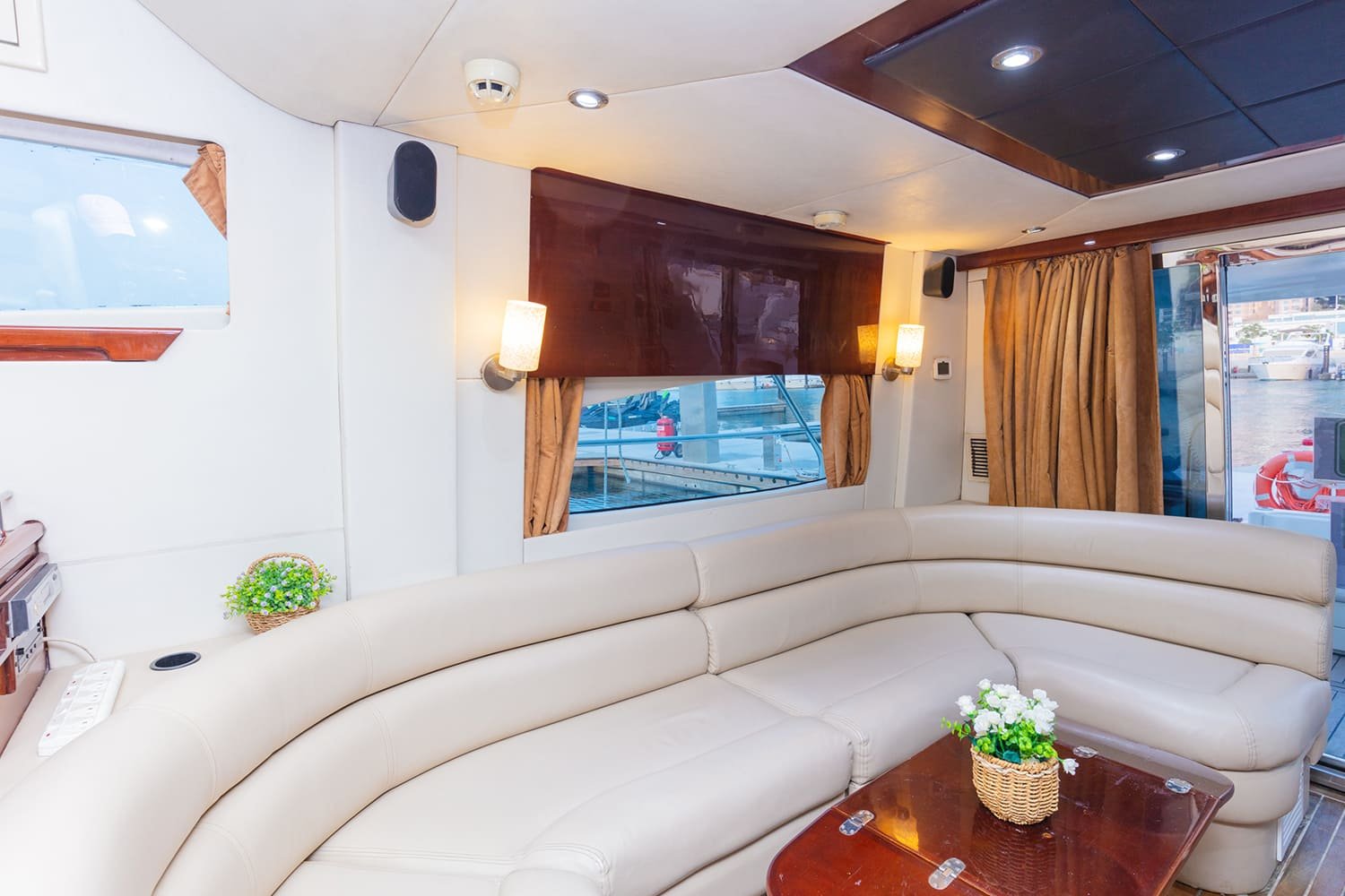 YACHT 50 FEET RENTAL IN DUBAI