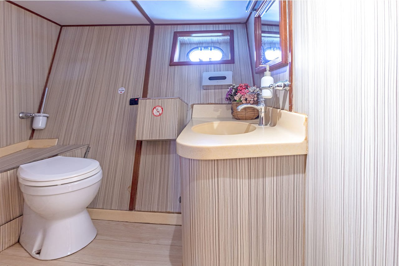 YACHT 82 FEET RENTAL IN DUBAI